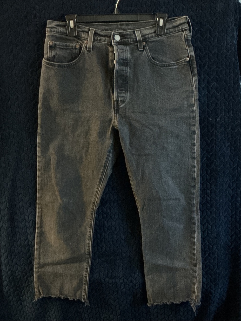 Levi's High-Rise Black Washed Crop Jeans